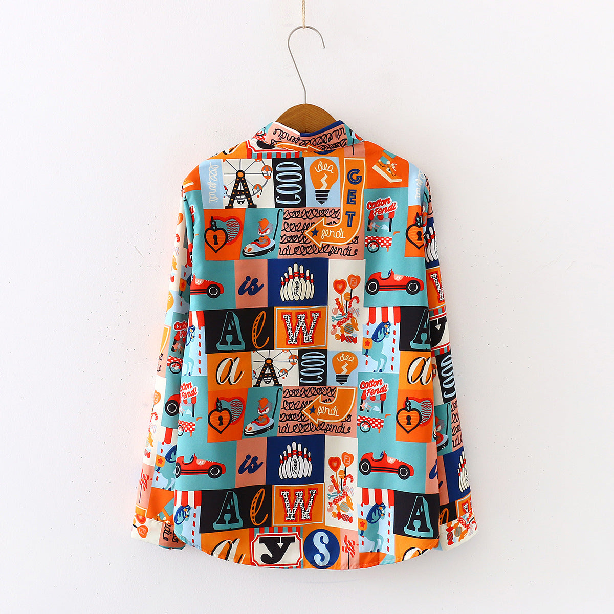 Beach chic with a collar: Women's printed beach shirt with lapels for a touch of elegance.