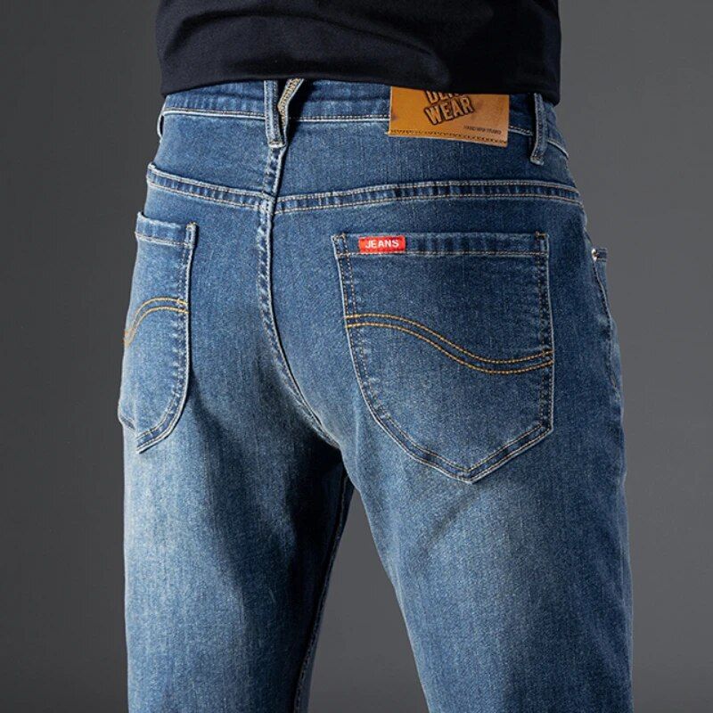 Versatile men's jeans featuring a regular fit and stretch, perfect for business style and casual denim looks