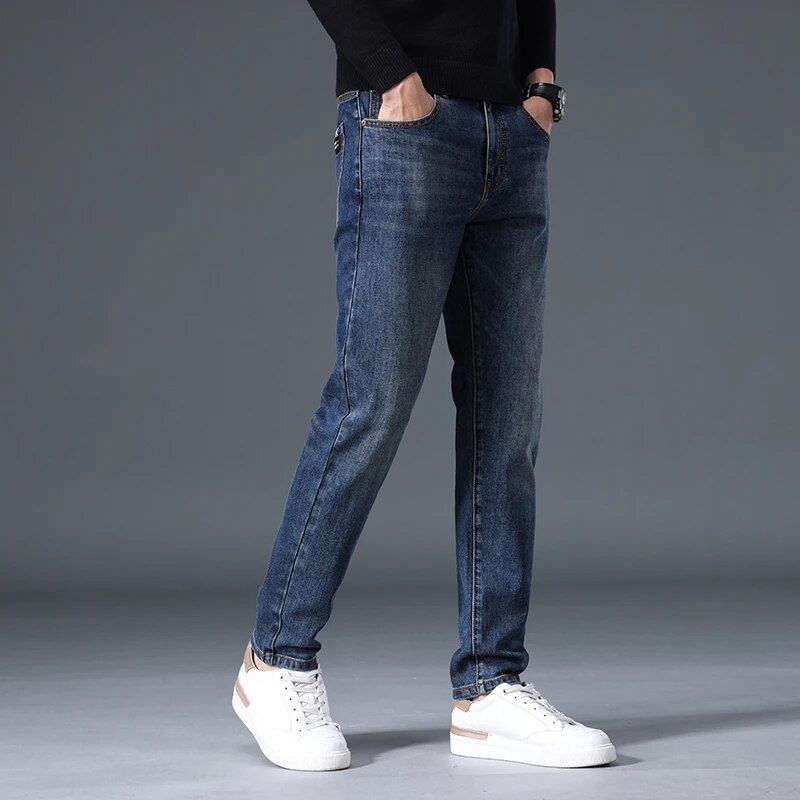 Classic dark blue straight fit jeans for men with stretch fabric