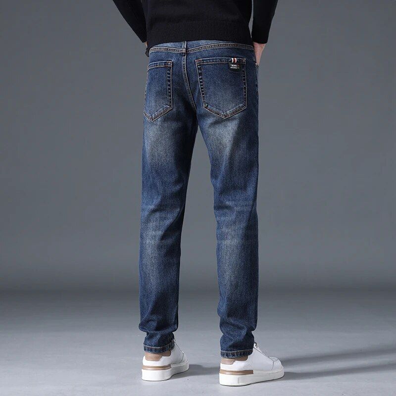 Versatile men's jeans in dark blue with straight fit and stretch